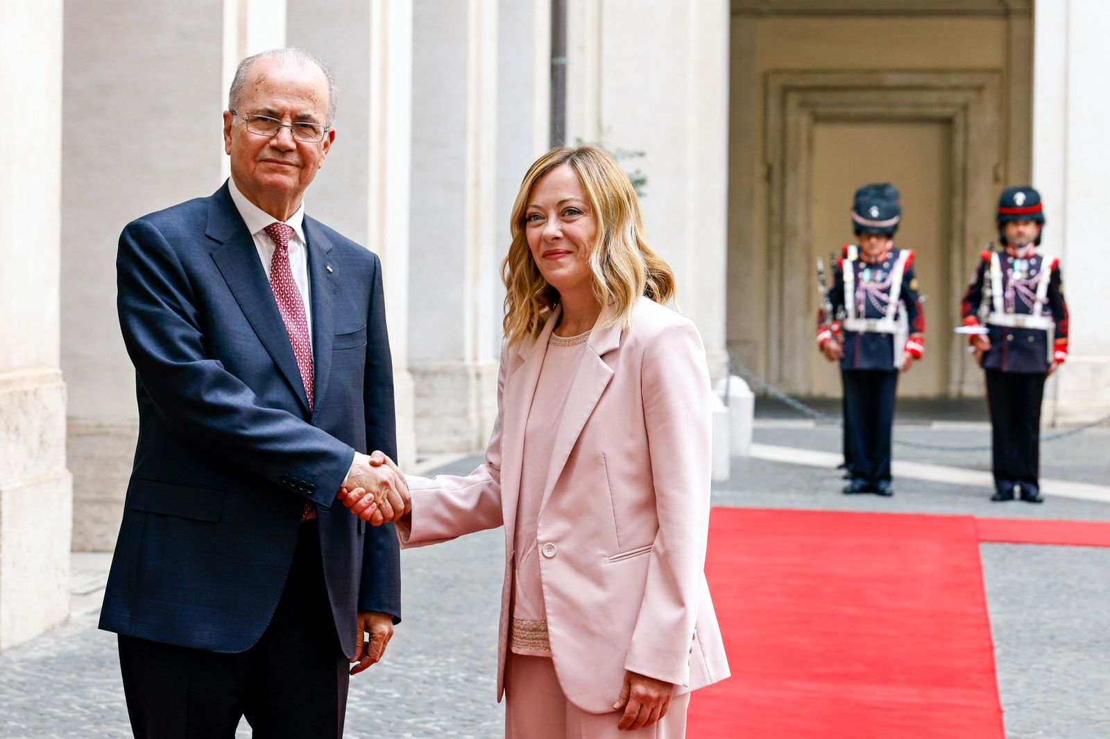 مصطفى لدى لقائه رئيسة وزراء ايطاليا 